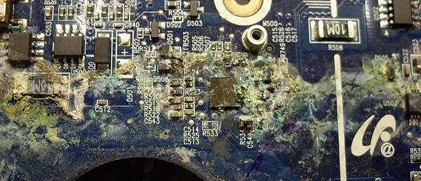 Коррозия на материнской плате, залитой жидкостью
