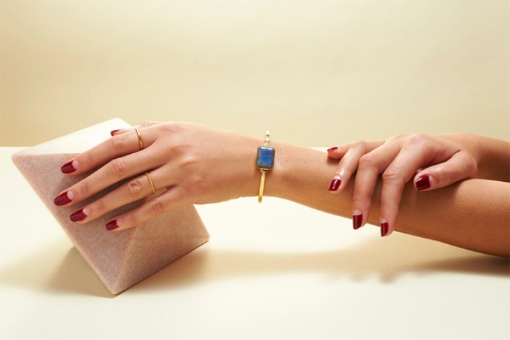 Aries: красивенький фитнес-браслет для женщин