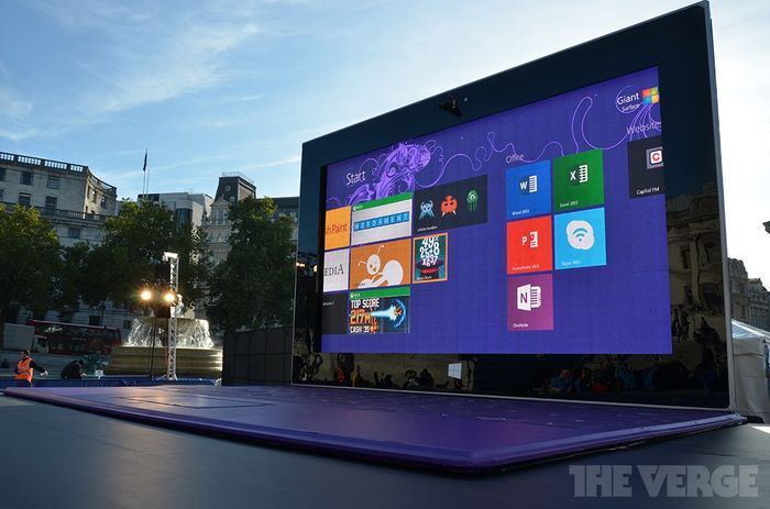 Гигантский планшет Surface 2 появился в центре Лондона