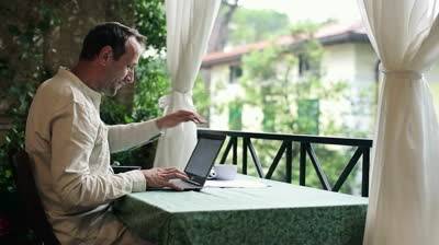 Какой фирмы лучше купить ноутбук в 2015