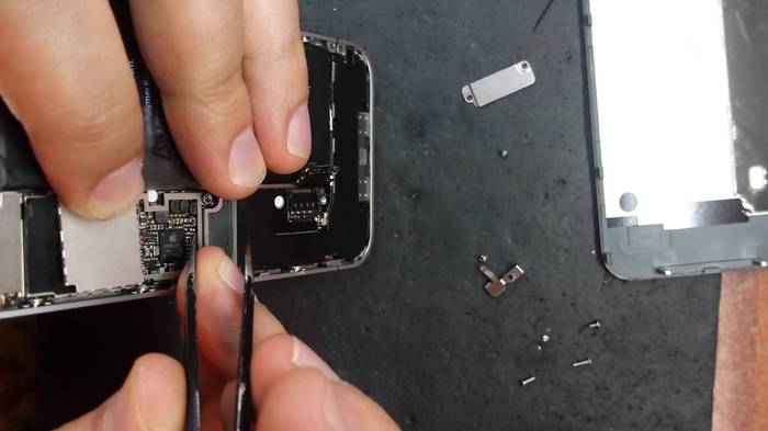 Почему греется Айфон 4