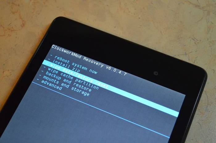 Почему телефон зависает и что делать