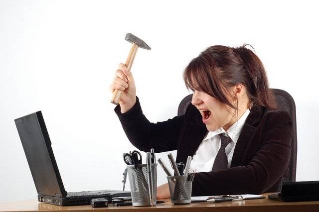 После включения компьютер зависает