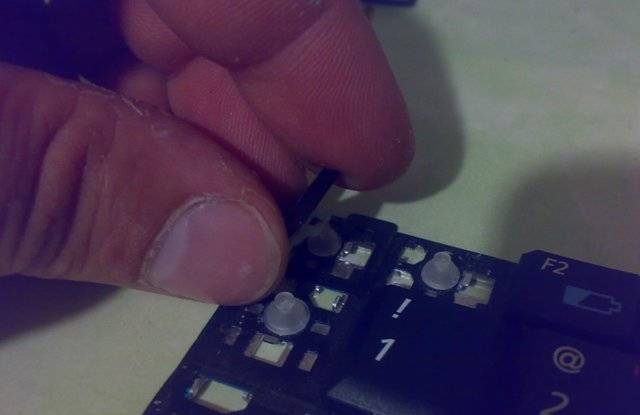 Процесс снятия клавиатуры с ноутбука своими руками Процесс снятия клавиатуры с ноутбука своими руками